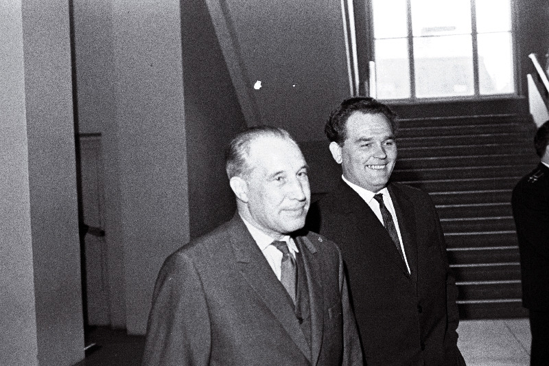 Vabariikliku Tallinna Onkoloogia Dispanseri peaarst Aleksander Gavrilov ja trusti „Santehmontaaž“ brigadir Väinu Vaab Tallinna Töörahva Saadikute nõukogu XI koosseisu V Istungjärgu vaheajal vestlemas.