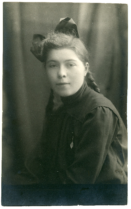Portreefoto koolitüdrukust. Hildegard, Emilie Varese kooliõde
