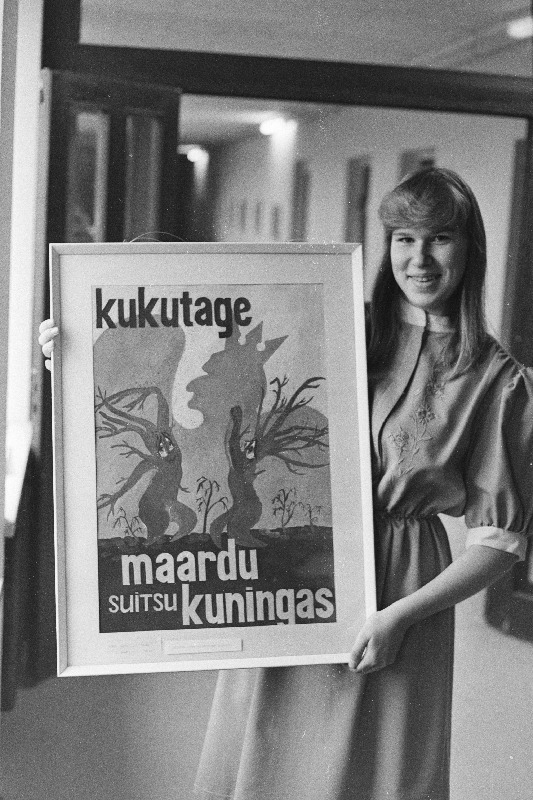 Tallinna koolinoorte suurel maalimispeol "Looduskaitseterritooriumid korda", mis toimus  ENSV Loodussõprade Majas, sai Tallinna Linna RSN Täitevkomitee eripreemia Tallinna 24. Keskkooli 9. klassi õpilane Sirli Laius, kes seisab fotol auhinnatud plakatiga "Kukutage Maardu suitsukuningas".