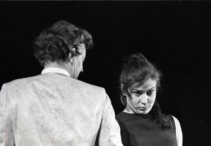 Stseen J. Anouilhi näidendist "Antigone" Noorsooteatris Mikk Mikiveri lavastuses. Antigone – Iivi Lepik, Kreon – Jüri Järvet.
