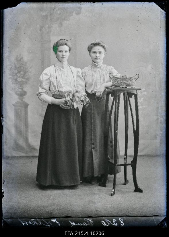 Kaks naist, (foto tellija Raud).