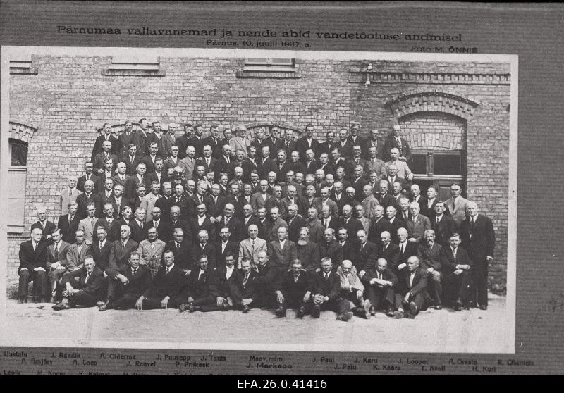 Pärnumaa vallavanemad ja nende abid vandetõotuse andmisel. I rida: J. Uustalu, A. Ilmjärv, J. Raadik, A. Laas, A. Oiderma, J. Raavel, J. Puusepp, P. Priikask, J. Tauts, Pärnu maavalitsuse esimees J. Marksoo, J. Paul, J. Palu, J. Karu, K. Käära, J. Looper, T. Kvell, A. Oraste, H. Kuri, R. Ülumets; II rida: A. Lepik, E. Kurm, M. Koger, J. Kaljula, K. Kalmet, K. Toomela, H. Rehe, K. Sooaru, J. Karist, P. Heine, B. Voit, P. Pukk, A. Pärn, A. Vaar, J. Sakius, K. Lankots, V. Pendre, M. Uulimaa, A. Tiitus, J. Lepoja, A. Leinjärv, M. Jaaniste, P. Siirmets; III rida: J. Kolk, A. Prints, T. Tults, Petermann, J. Kross, T. Lamend, A. Blande, A. Riid, A. Markson, J. Krons, A. Soosaar, M. Künnaps, A. Sander, H. Madisson, B. Annusvere, J. Kiin, A. Pärn, A. Reier, V. Altsaar, A. Pahk, P. Graff, V. Liivak, K. Matson, A. Lemberg, J. Vilsaar, J. Pavelson; IV rida: A. Rätsep, A. Bach, J. Otlat, M. Laur, K. Kandla, J. Tapp, P. Loob, J. Mätas, J. Viira, A. Koppel, D. Mätas, P. Mihkelson, V. Ravell, J. Kosenkranius, A. Tammai, M. Oks, H. Jõõks, H. [Jir], M. Mihkelson, J. Tõnisoo, E. Pärna, A. Langovits; V rida: J. Käärats, A. Viik, J. Järvemets, A. Kose, A. Veeksalen, E. Lõks, M. Hamsalu, A. Pukk, H. Külas, J. Talts, V. Raist, M. Kraus, V. Smirnov, A. Laidla, A. Udu, M. Laansoo, M. Kaelep; VI rida: J. Univer, J. Mardek, P. Rattiste, J. Juhansoo, J. Känd, J. Murruste, J. Pikker, K. Jürisaar, O. Kontus, H. Rist, M. Maru, V. Maide, K. Kartau, A. Sander, V. Kuura, V. Toodu, T. Aava, E. Laimets, A. Mändla; Istuvad maas: S. Salumets, J. Roodus, A. Murd, J. Reial, J. Mets, P. Kolla, J. Jänes, M. Kalda, J. Tilk, A. Pulst, H. J. Blumenfeldt, J. Kivilaan.