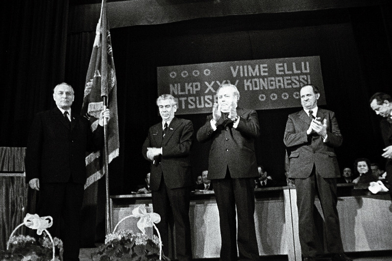 Paide rajoonile IX viisaastaku plaanide eduka täitmise eest määratud NLKP Keskkomitee, NSVL Ministrite Nõukogu, ÜAÜKN-i ja ÜLKNÜ Keskkomitee rändpunalipu üleandmise pidulik koosolek. Paremalt teine ENSV Ülemnõukogu Presiidiumi esimees A. Vader.