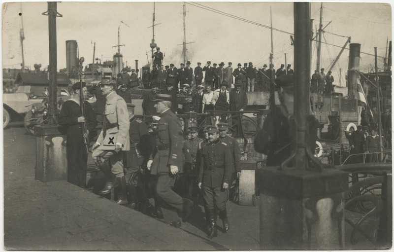 Lätlaste sõjaväelise saatkonna esimehe kindral Etiennel´i saabumine Tallinna 28.10.1919. Teda vastu võtmas sadamas kindral J. Laidoner (Etiennel´i seljataga), kolonel Hurstel, admiral J. Pitka, kindral P. Lill jt