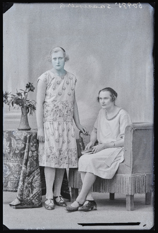 Kaks naist, (foto tellija Johanna Saarepera Puiatust).