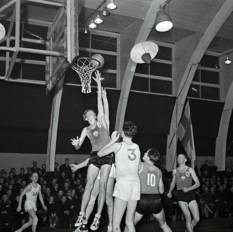 Soome ja Tartu sportlaste kohtumine võrkpallis.