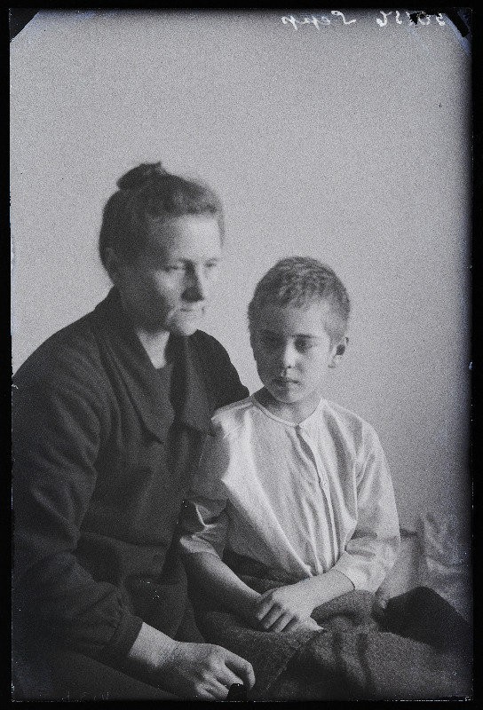 Naine haige poisiga haiglas, (foto tellija Sepp).