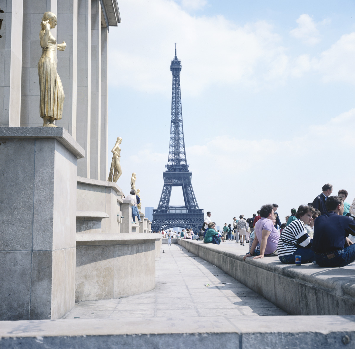 ihmisiä Palais Chaillotin ulkopuolella, taustalla Eiffel torni