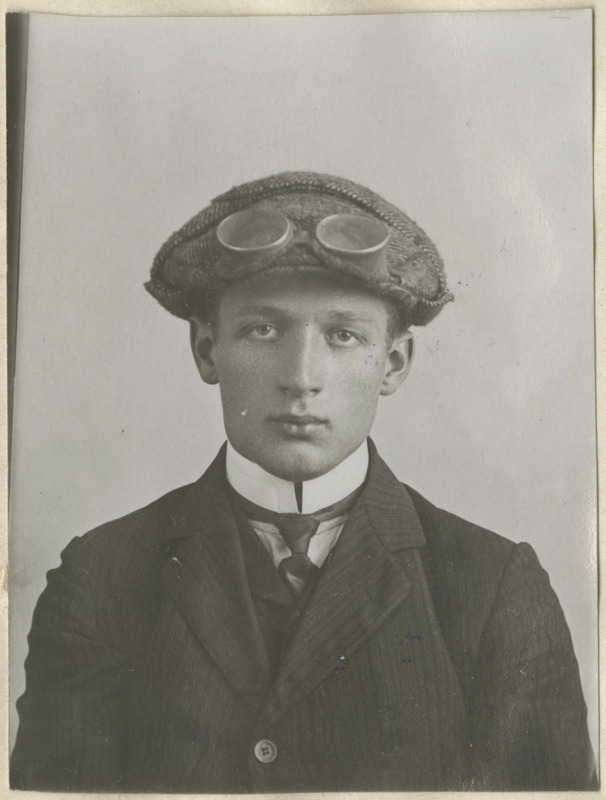 Karl Viskari autojuht Heinrich Müller(?), portreefoto