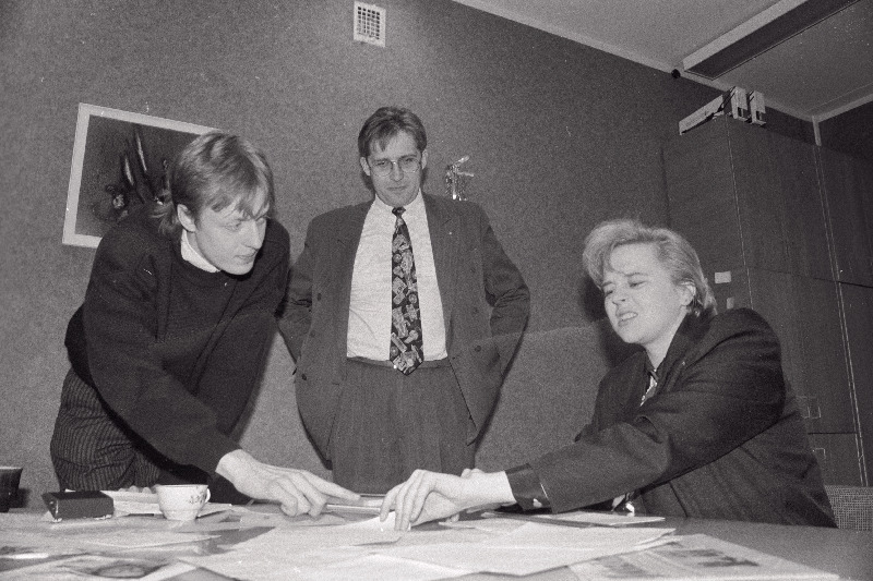 Ajalehe Sakala toimetus: reporter Marko Suurmägi, peatoimetaja Peep Kala ja tegevtoimetaja Külli Viigimäe.