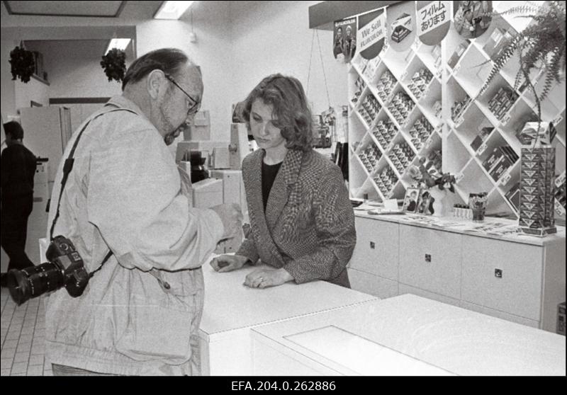 Fotoäri "Firmari" sisevaade, klient fototööd andmas.