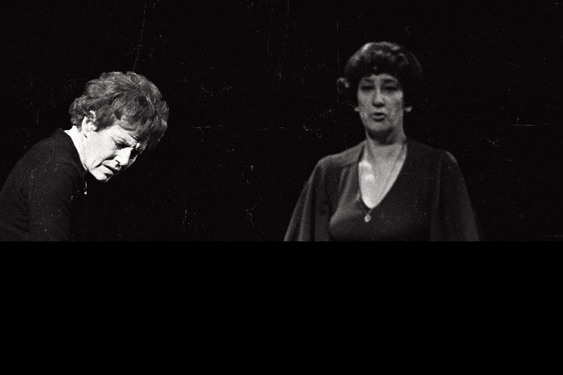 Stseen Ü. Vilimaa lavastusest Edith Piaf teatris Vanemuine. Vasakult: Edith Piaf – Velda Otsus, Simone Bertrant – Maimu Krinal.