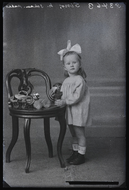 Tüdruk mänguasjadega, (foto tellija Sink).