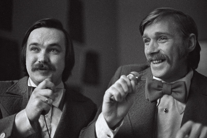 S.M. Kirovi nim. kalurikolhoosi haljastusala brigadir Lembit Sibul (paremal) ja Vasalemma kultuurimaja direktor Priit Korts I üleliidulisel taidlusfestivalil esinemas.