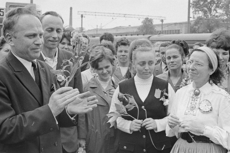 Eesti NSV koolinoorte III laulu- ja tantsupeo külaliste vastuvõtmine Balti jaamas.