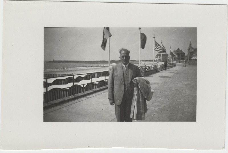 Tuvastamata mees [Eesti riigi- või ühiskonnategelane?] rannapromenaadil [välismaal]