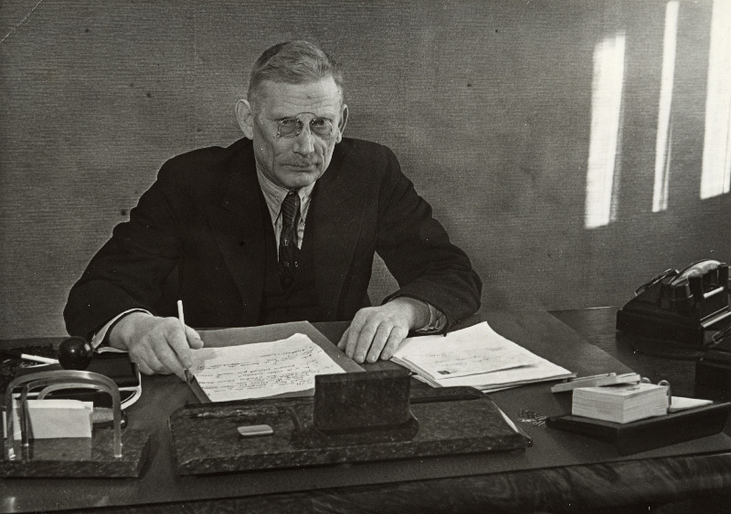 Eesti Vabariigi õiguskantsler Anton Palvadre oma töökabinetis Kadrioru administratiivhoones.