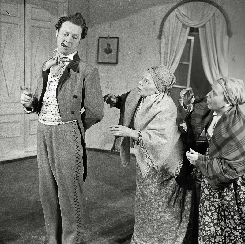 Stseen N. Gogoli näidendist Revident   (Ants Lauteri lavastus). Vasakult: 1. Ivan Aleksandrovitš Hlestakov - Ants Eskola, Fevronja Petrovna Pošljopkina - Salme Reek, allohvitseri naine - Laine Mesikäpp.