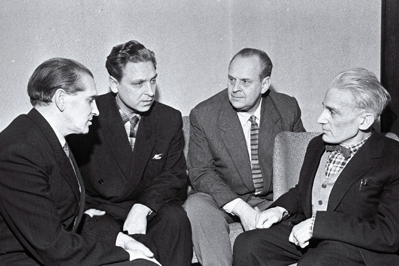 Heliloojad (vasakult) 2. Aado Velmet, 3. Villem Kapp ja 4. Villem Reiman vestlusringis.