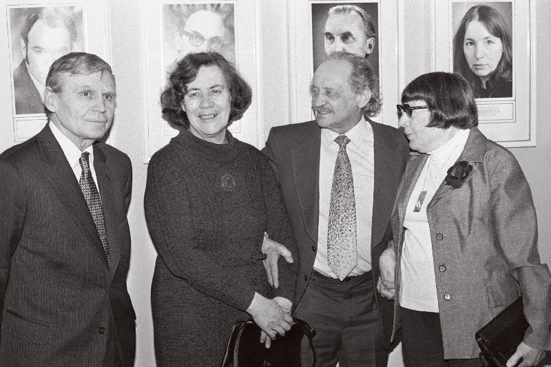 Eesti NSV Riiklike Kunstiansamblite loomise 40. ja kirjanik Johannes Semperi 90. sünniaastapäeva tähistamise piduliku koosoleku vaheajal vestlevad (vasakult) Villem Gross, Debora Vaarandi, Jüri Järvet ja Anna Ekston.