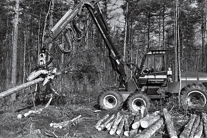 Näituse "Forestry 90" masinad ka praktilises töös.