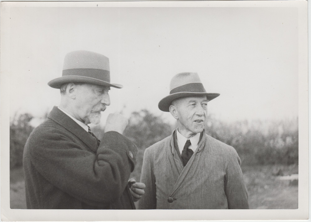 Jaan Tõnisson tundmatu mehega.