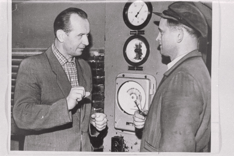 Abja Toorlinavabriku Viljandi tsehhis hakati meistri Olev Sinimaa algatusel linaluuplaate tootma. Olev Sinimaa ja Elmar Tamme hüdraulilise pressi tööd reguleerimas.