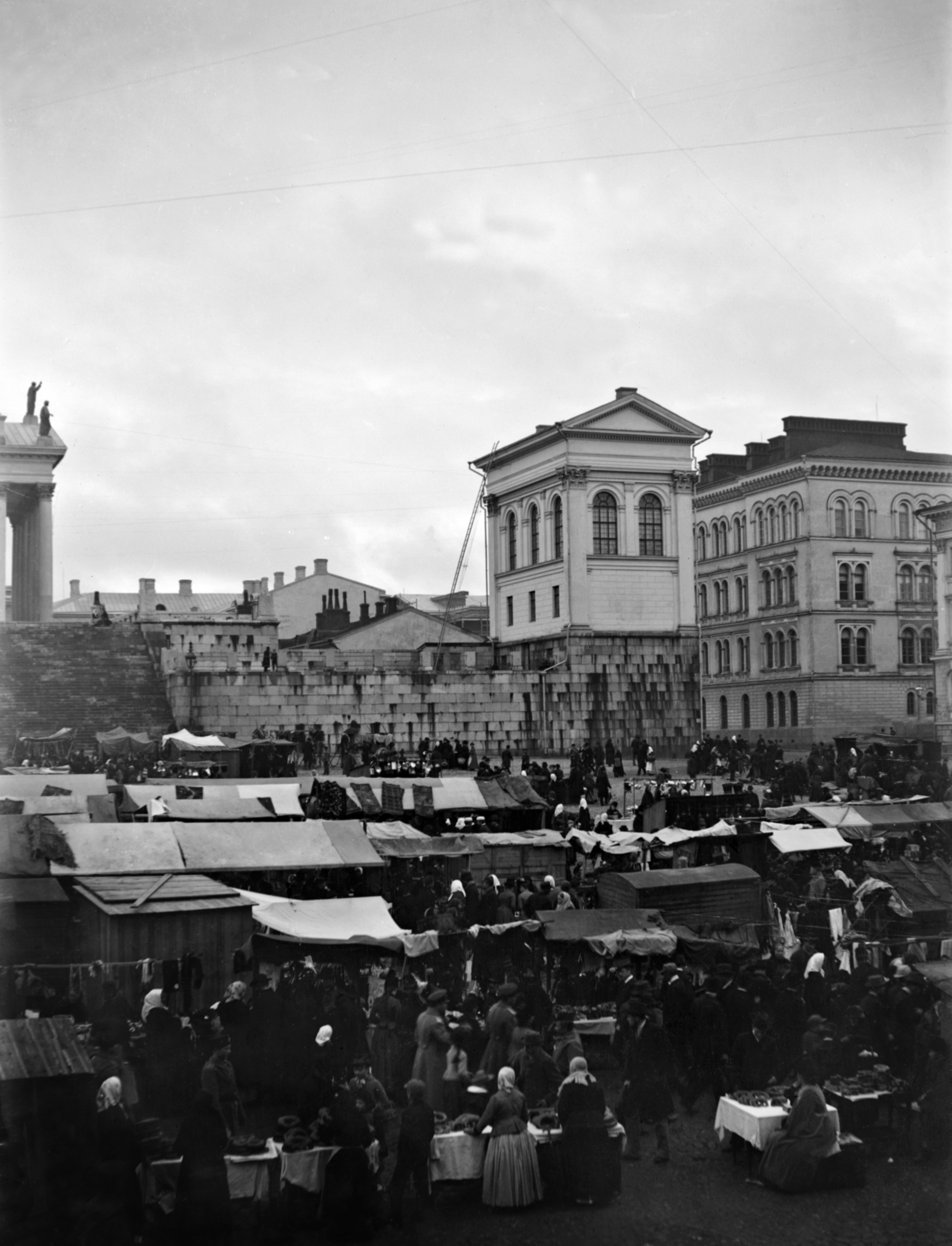Markkinat Senaatintorilla syksyllä 1913.