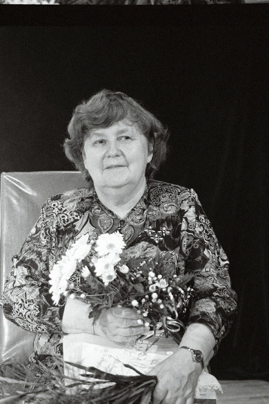 Lastekirjanik Ellen Niit Kirjanike Majas pärast IBBY aukirja (rahvusvaheline lastekirjanduse auhind) kättesaamist.