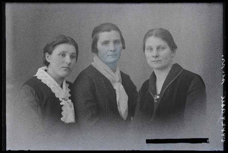 Grupp naisi, (foto tellija Abel).