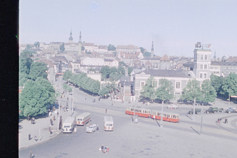 Kaader Tallinna Kinostuudio dokumen-taalfilmist "Sünnipäev". Vaade Stalini välja-kule.