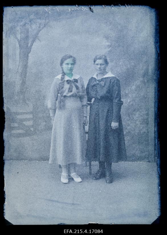 Kaks naist, (foto tellija Lohu).
