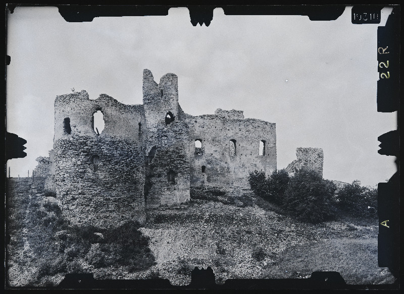 Rakvere, Rakvere linnusevaremed. Rakvere linnuse varemed vallikraaviga. Rakvere linnuse stereofotogramm-meetriline mõõdistamine.