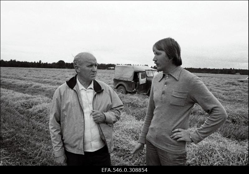 Vinni Näidissovhoostehnikumi teadusdirektor Leo Saluste (vasakul) ja Viru-Jaagupi osakonna agronoom Nikolai Kors.