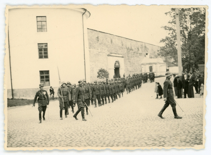 Eesti Vabariigi sõjaväelased paraadil marssimas