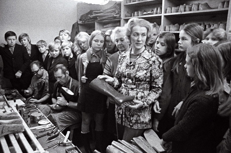 Viljandi IV 8-klassilise kooli 6c klassi õpilased koos klassijuhataja Leida Leiuriga (vasakul) tutvuvad teeninduskombinaadi "Leola" jalanõude osakonnaga vanemmeister Leida Jõe vahendusel.
