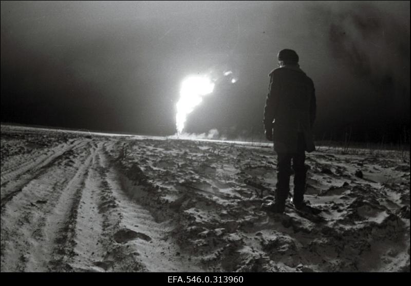 Tulelont naftaväljadel, kus komsomoli löökehitusel Siberis Pimi asulas töötavad mehed Eestist, et rajada autoteid naftaväljade teenindamiseks.