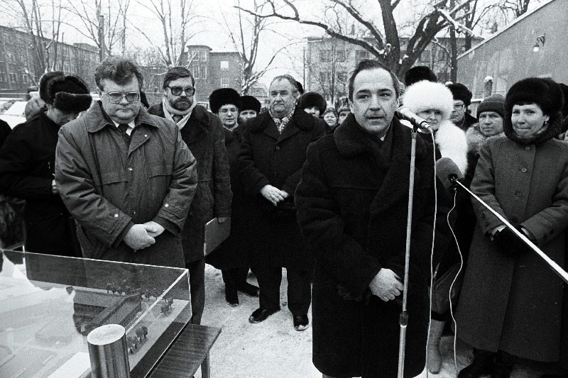 Nurgakivipanek Narva lastepolikliinikule.