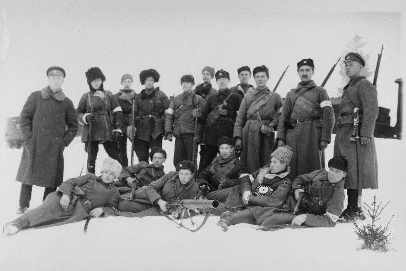 Vabadussõda. Laiarööpalise soomusrongi nr.1 sõdurid. Vasakul seisab dessantroodu ülem leitnant Arthur Brakel?