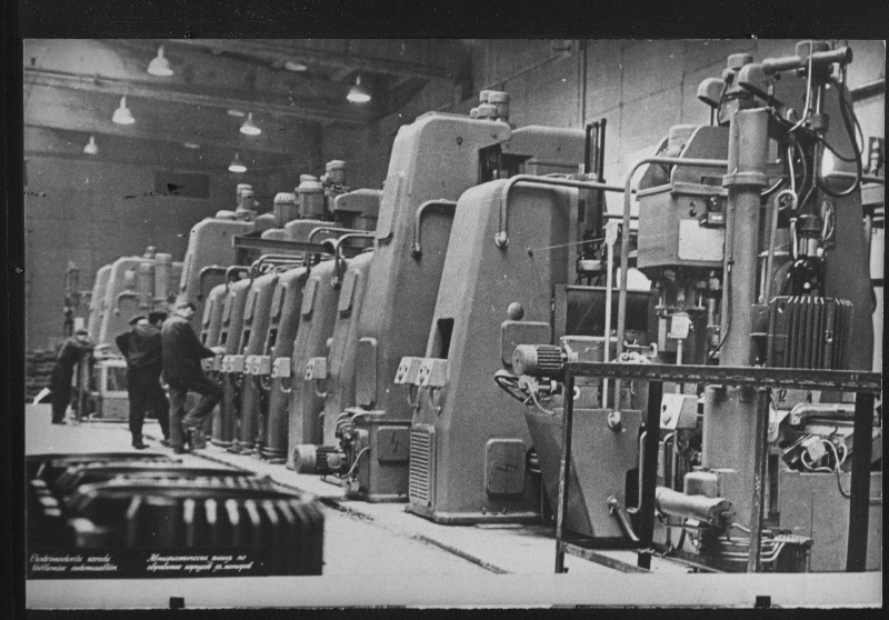 Rahvamajandusnäitus 25 aastat Nõukogude Eestit. Vaade tehas Volta elektrimootorite kerede töötlemise automaatliinile.