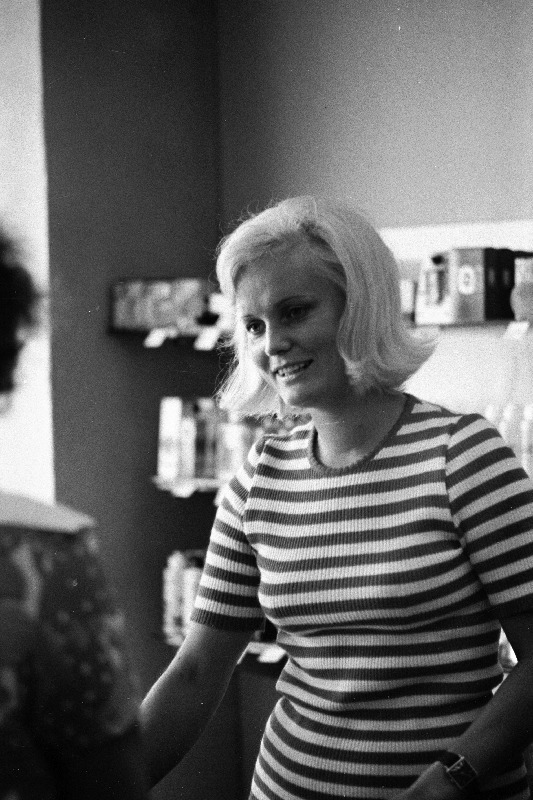 Tallinna Tööstuskaubastu kaupluse nr. 44 nooremmüüja kommunistlik noor Tiia Tõnisson.