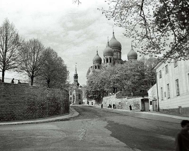 Vaade Toompea tänavale. Tagaplaanil Aleksander Nevski katedraal.