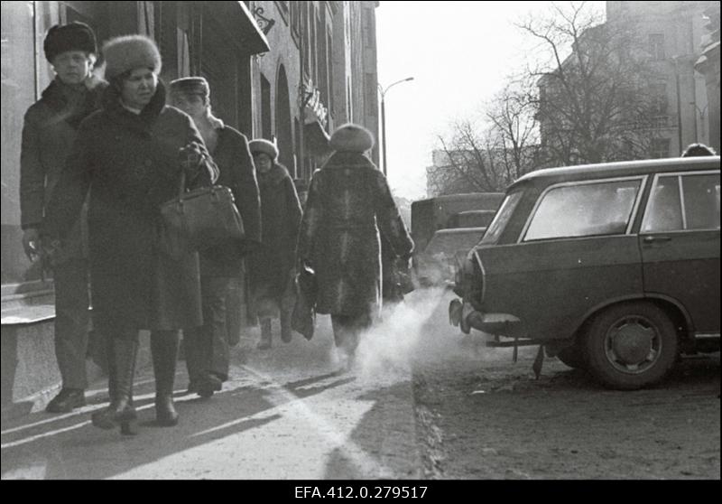 Autod tossutavad jalakäijaid  Suur-Karja tänaval kell 10.30.