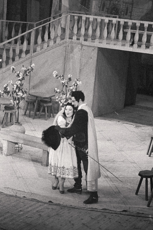 Stseen W. A. Motzarti ooperist "Don Juan" RAT Estonias". Zerlina - Klaudia Tiidus, Don Juan - ENSV teeneline kunstnik Georg Ots.