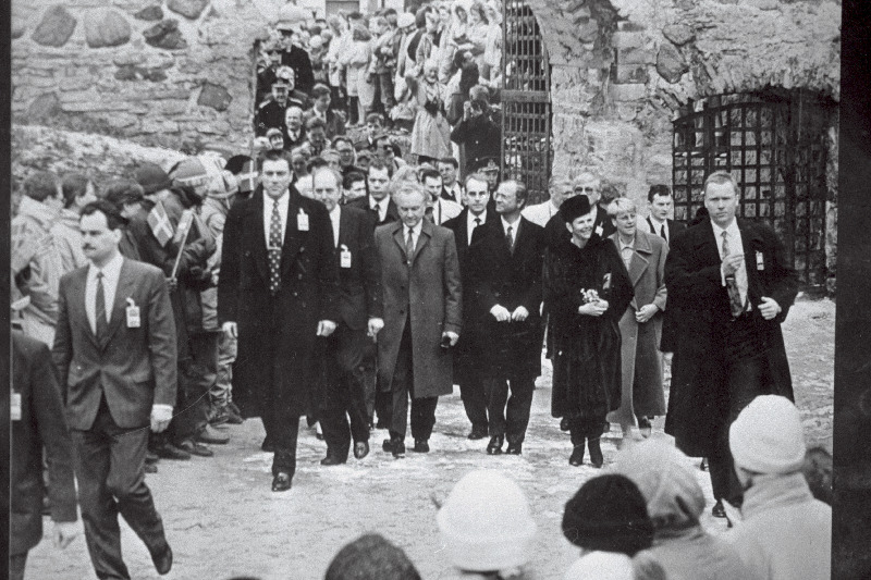 Eestis külaskäigul viibiv Rootsi kuningas Carl XVI Gustaf (vasakult 4.), kuninganna Silvia (vasakult 5.), Eesti Vabariigi Ülemnõukogu esimees Arnold Rüütel (vasakult 3.), Eesti Vabariigi Välisministeeriumi protokollišeff Kalle Ott (vasakult 2.) Haapsalu lossivaremetes.