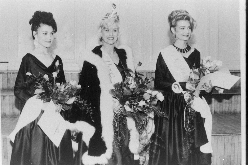 “Missis Estonia ´92” Margit Noor (keskel), I leedi Marge Vaino ja II leedi Anneli Järvet.