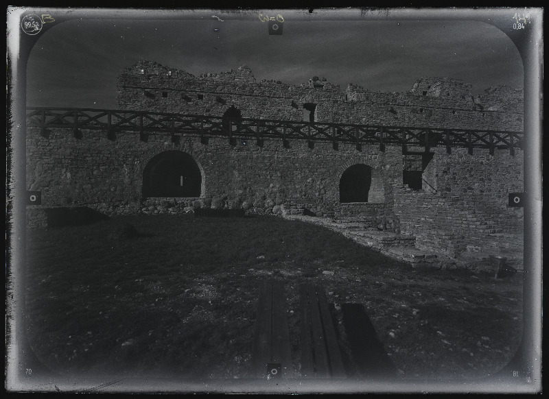 Rakvere, Rakvere linnusevaremed. Rakvere linnuse varemed vallikraaviga. Rakvere linnuse stereofotogramm-meetriline mõõdistamine.