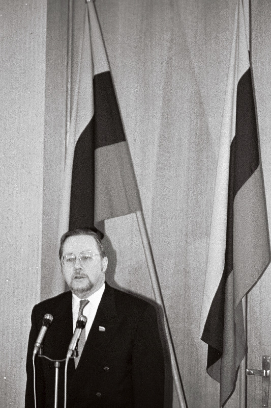 Leedu Iseseisvuspäeval Vytautas Landsbergis kõneleb mikrofoni ees.