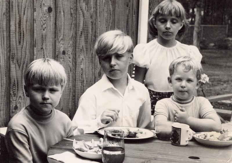 Eesti lapsed suvekodus Eesti Külas Long Islandil.Hommikusöök.