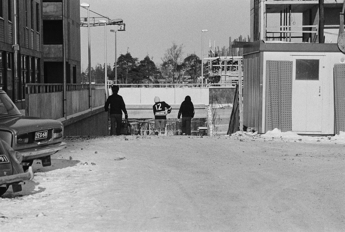 Jääkiekkoilija ja kaksi muuta henkilöä rakenteilla olevassa Itä-Pasilassa
